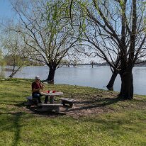 halte 08/09/2018 - Quand il fait beau on sort de notre camping-car pour manger dehors, profiter du soleil et de l'ambiance. Lovely place to have lunch on the banks of...
